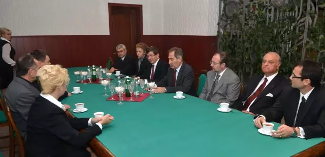 Cengiz Dağcı'nın Cenazesine Katılacak Heyet Simferopol'e İndi Cengiz Dağcı'nın Cenazesine Katılacak Heyet Simferopol'e İndi