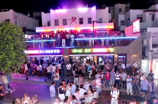 İngiliz Turistlerin Çılgın Eğlencesi İngiliz Turistlerin Çılgın Eğlencesi