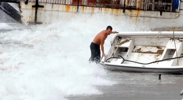 Lodos Bodrum'da Etkili Olmaya Devam Ediyor Lodos Bodrum'da Etkili Olmaya Devam Ediyor