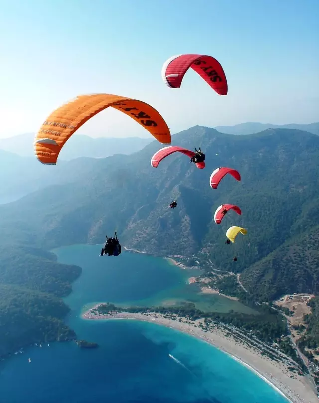 Ölüdeniz'de Hava Oyunları Heyecanı Ölüdeniz'de Hava Oyunları Heyecanı
