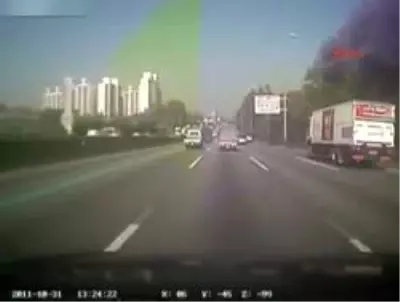 Akıl Almaz Kaza Güvenlik Kamerasında Akıl Almaz Kaza Güvenlik Kamerasında