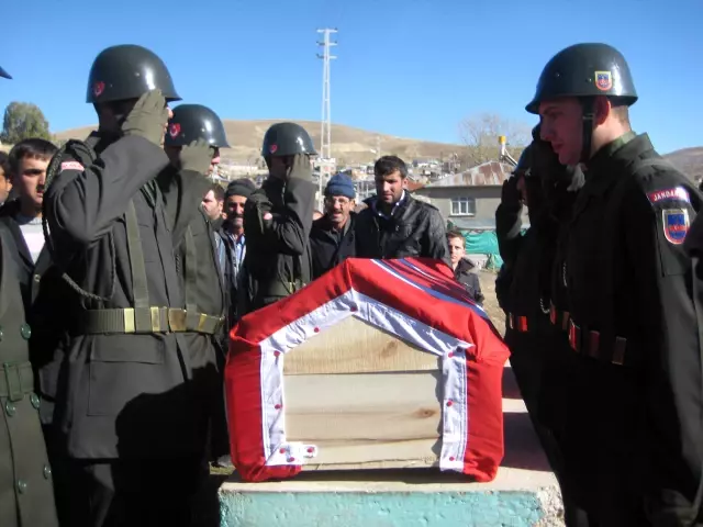Kardeşinin Düğününden Dönen Uzman Çavuş Trafik Kazasında Öldü Kardeşinin Düğününden Dönen Uzman Çavuş Trafik Kazasında Öldü