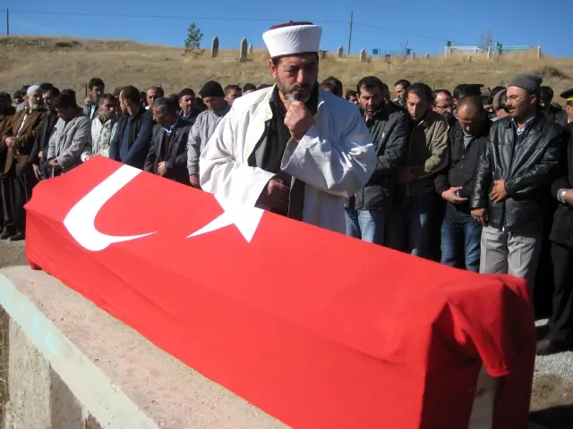 Kardeşinin Düğününden Dönen Uzman Çavuş Trafik Kazasında Öldü Kardeşinin Düğününden Dönen Uzman Çavuş Trafik Kazasında Öldü