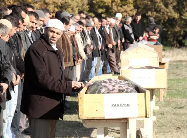 Özışık Ailesi, Bayramın Üçüncü Günü Dört Çocuğunu Kazada Kaybetti Özışık Ailesi, Bayramın Üçüncü Günü Dört Çocuğunu Kazada Kaybetti
