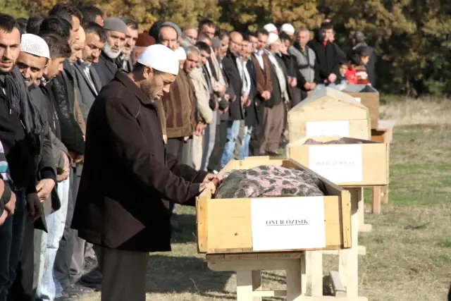 Özışık Ailesi, Bayramın Üçüncü Günü Dört Çocuğunu Kazada Kaybetti Özışık Ailesi, Bayramın Üçüncü Günü Dört Çocuğunu Kazada Kaybetti