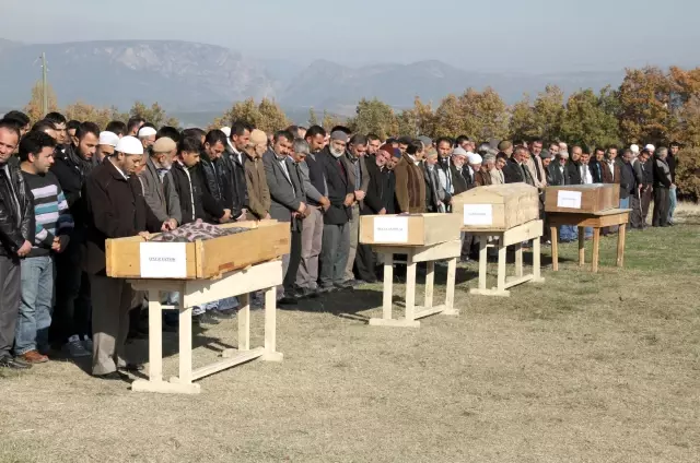 Özışık Ailesi, Bayramın Üçüncü Günü Dört Çocuğunu Kazada Kaybetti Özışık Ailesi, Bayramın Üçüncü Günü Dört Çocuğunu Kazada Kaybetti