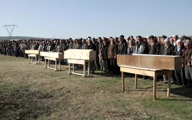 Özışık Ailesi, Bayramın Üçüncü Günü Dört Çocuğunu Kazada Kaybetti Özışık Ailesi, Bayramın Üçüncü Günü Dört Çocuğunu Kazada Kaybetti
