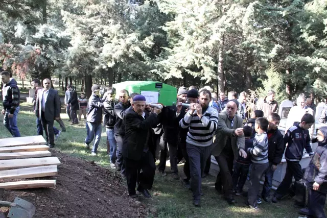 Özışık Ailesi, Bayramın Üçüncü Günü Dört Çocuğunu Kazada Kaybetti Özışık Ailesi, Bayramın Üçüncü Günü Dört Çocuğunu Kazada Kaybetti