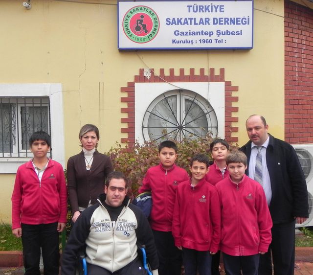 Engelliler İçin 30 Bin Mavi Kapak Biriktirip Engellilere Destek Oldular