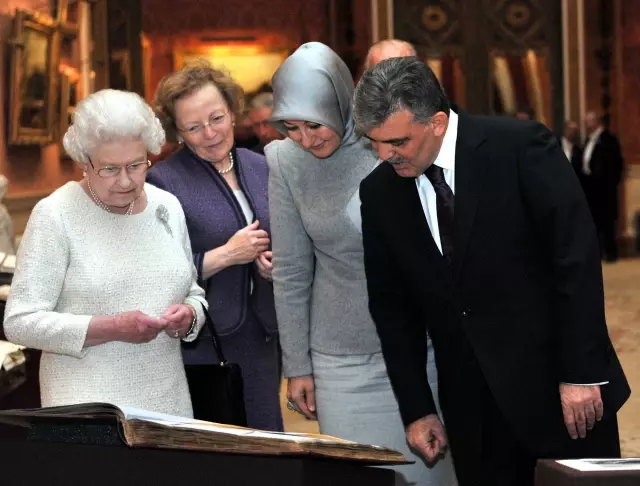 Gül Çifti ve Kraliçe 2. Elizabeth Kraliyet Resim ...