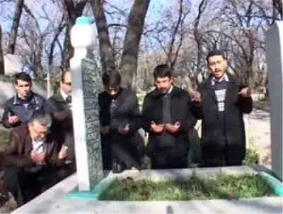 'allah'ın Sadık Kulu: Barla'yı Seyreden, Hafız Ali'nin Kabrine Gidiyor 'allah'ın Sadık Kulu: Barla'yı Seyreden, Hafız Ali'nin Kabrine Gidiyor