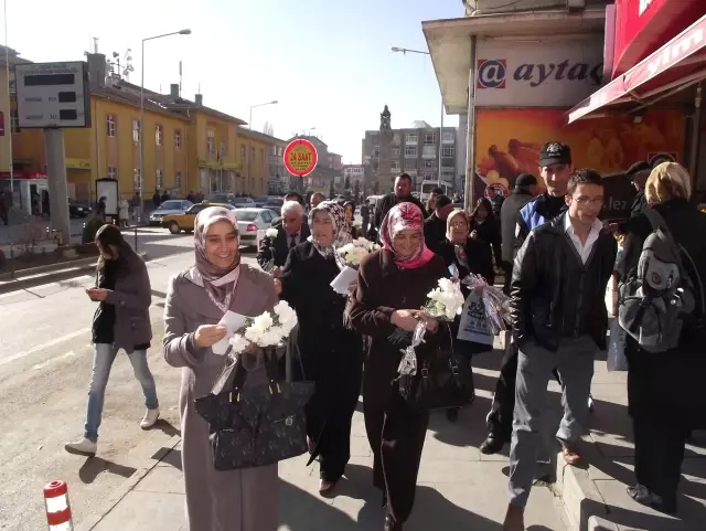 Yozgat'ta Kadınlar 'Kadına Şiddete Hayır' Demek İçin Karanfil Dağıttı Yozgat'ta Kadınlar 'Kadına Şiddete Hayır' Demek İçin Karanfil Dağıttı