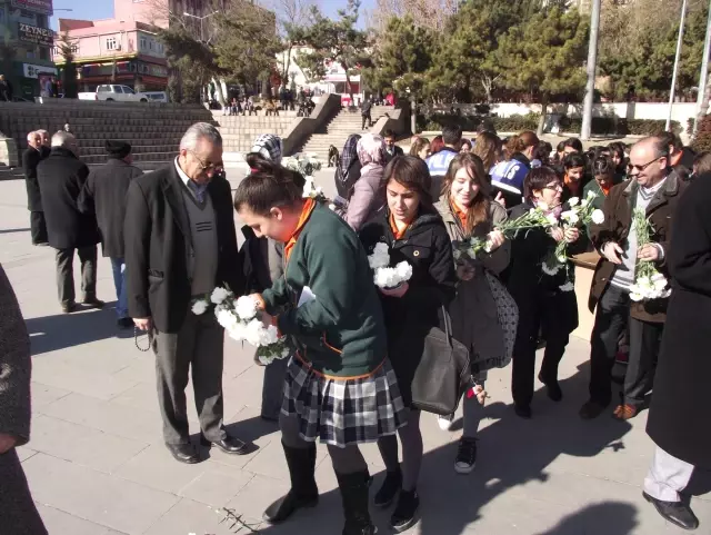 Yozgat'ta Kadınlar 'Kadına Şiddete Hayır' Demek İçin Karanfil Dağıttı Yozgat'ta Kadınlar 'Kadına Şiddete Hayır' Demek İçin Karanfil Dağıttı
