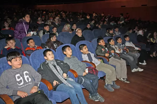 'Allah'ın Sadık Kulu: Barla'yı Bursa'da 84 Bin Kişi İzledi 'Allah'ın Sadık Kulu: Barla'yı Bursa'da 84 Bin Kişi İzledi