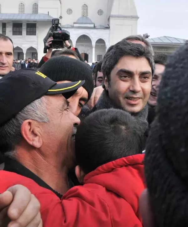 'halo Dayı' Son Yolculuğuna Gözyaşları ve Alkışlarla Uğurlandı 'halo Dayı' Son Yolculuğuna Gözyaşları ve Alkışlarla Uğurlandı