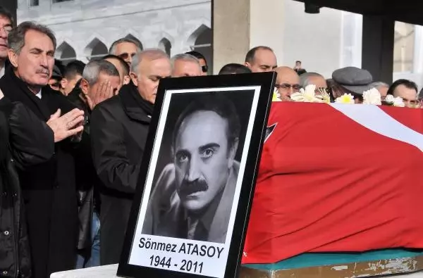 'halo Dayı' Son Yolculuğuna Gözyaşları ve Alkışlarla Uğurlandı 'halo Dayı' Son Yolculuğuna Gözyaşları ve Alkışlarla Uğurlandı