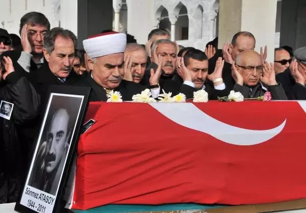 'halo Dayı' Son Yolculuğuna Gözyaşları ve Alkışlarla Uğurlandı 'halo Dayı' Son Yolculuğuna Gözyaşları ve Alkışlarla Uğurlandı