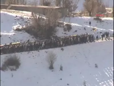 35 Tabuta Kilometrelerce Gözyaşı 35 Tabuta Kilometrelerce Gözyaşı
