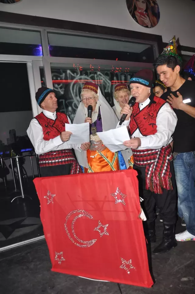 Fethiye'deki İngilizler Yeni Yıla Van Türküleriyle Girdi Fethiye'deki İngilizler Yeni Yıla Van Türküleriyle Girdi