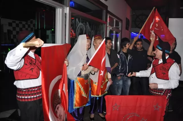 Fethiye'deki İngilizler Yeni Yıla Van Türküleriyle Girdi Fethiye'deki İngilizler Yeni Yıla Van Türküleriyle Girdi