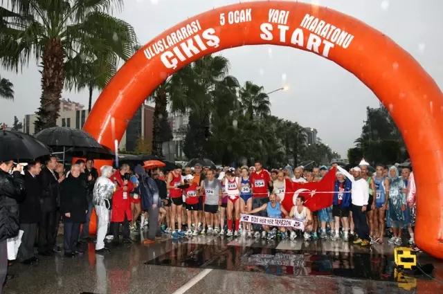 Adana'da Yağmura Rağmen Maraton Büyük İlgi Gördü