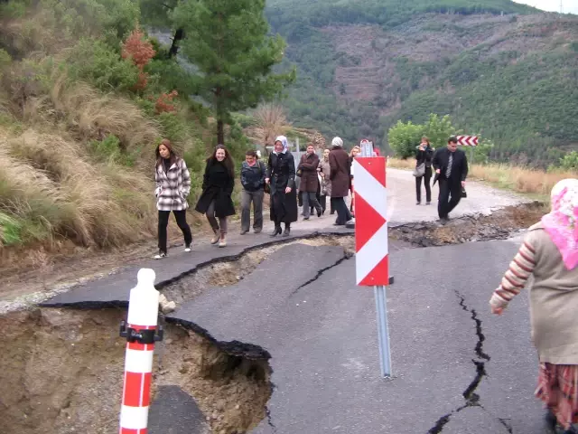 Alanya'da Aşırı Yağış Nedeniyle Yol Göçtü Alanya'da Aşırı Yağış Nedeniyle Yol Göçtü