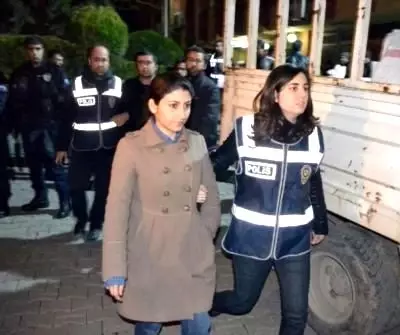 Siirt'te Belediyelerde Yolsuzluk Operasyonu; 40 Gözaltı(2) Siirt'te Belediyelerde Yolsuzluk Operasyonu; 40 Gözaltı(2)