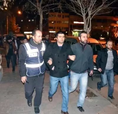 Siirt'te Belediyelerde Yolsuzluk Operasyonu; 40 Gözaltı(2) Siirt'te Belediyelerde Yolsuzluk Operasyonu; 40 Gözaltı(2)