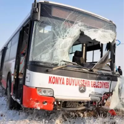 İşçi Servisi Otobüsle Çarpıştı: 5 Ölü İşçi Servisi Otobüsle Çarpıştı: 5 Ölü