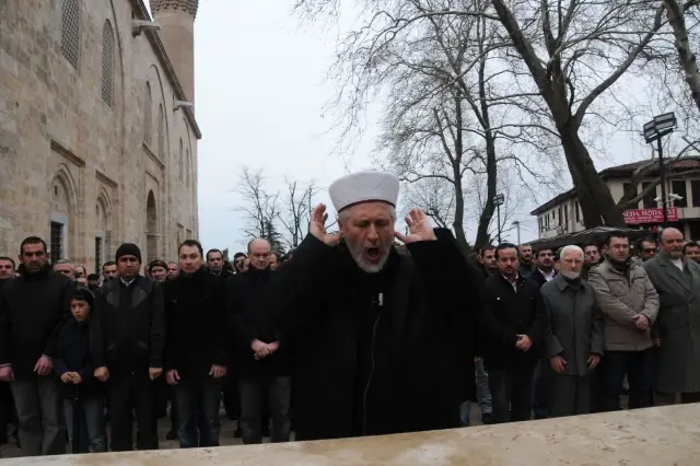 Kandil Gecesi Suriye'de Öldürülenler İçin Gıyabi Cenaze Namazı Kılındı