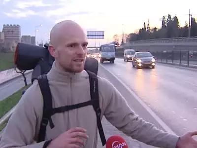 Lübnan'dan Fransa'ya Otostop Çekerek Gidiyor Lübnan'dan Fransa'ya Otostop Çekerek Gidiyor