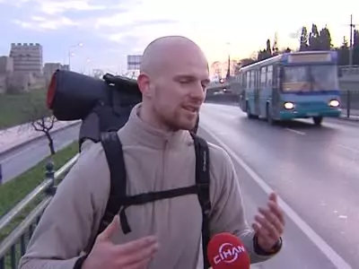Lübnan'dan Fransa'ya Otostop Çekerek Gidiyor Lübnan'dan Fransa'ya Otostop Çekerek Gidiyor