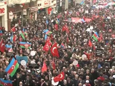 Fransa Konsolosluğu'na Ayyakkabı ve Yumurtalı Protesto Fransa Konsolosluğu'na Ayyakkabı ve Yumurtalı Protesto
