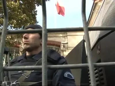 Fransa Konsolosluğu'na Ayyakkabı ve Yumurtalı Protesto Fransa Konsolosluğu'na Ayyakkabı ve Yumurtalı Protesto