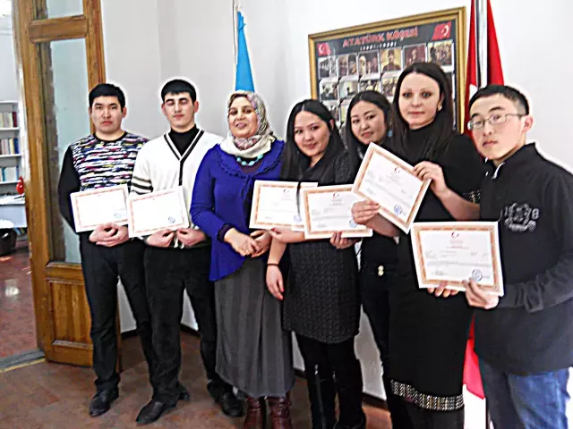 Türkçe Öğrenen Kazak Kursiyerlerin, Sertifika Sevinci Türkçe Öğrenen Kazak Kursiyerlerin, Sertifika Sevinci