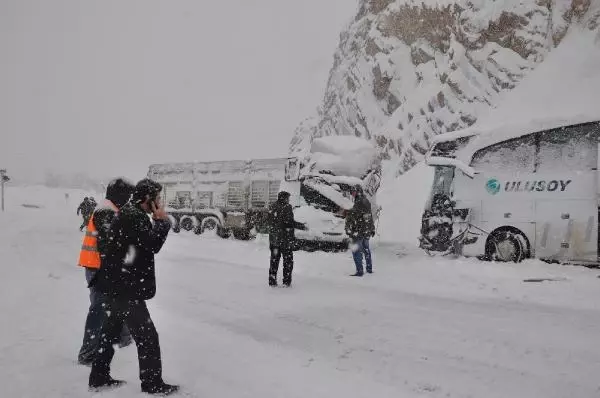 Otobus Kamyon Ile Carpisti 5 Yarali Gumushane