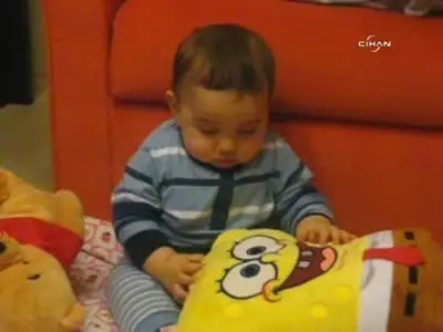 televizyon karsisinda uykuya direnen bebek sosyal medyada ilgi odagi oldu haberler