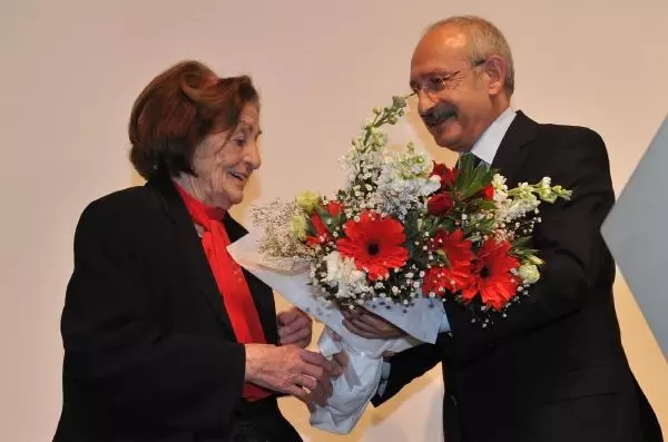 Rahşan Ecevit, CHP Genel Merkezi'nde Tiyatro Etkinliğini İzledi