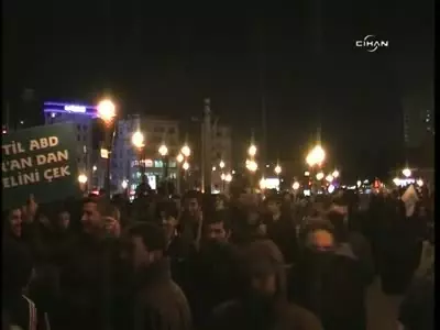 Taksim'de Toplanan Bir Grup, ABD ve NATO Bayrağını Ateşe Verdi