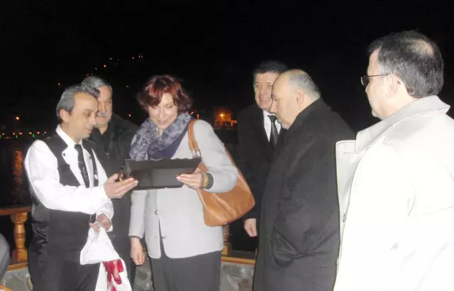 TBMM Başkanvekili Mumcu, Amasra Salatasına Hayran Kaldı TBMM Başkanvekili Mumcu, Amasra Salatasına Hayran Kaldı