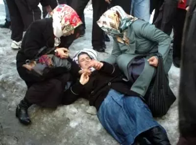 Başlarına Buz Düşen 3 Kadın Yaralandı Başlarına Buz Düşen 3 Kadın Yaralandı