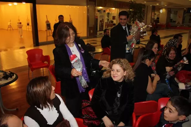 Buz Pistinde Osmanlı Kıyafetleri Defilesi