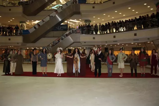 Buz Pistinde Osmanlı Kıyafetleri Defilesi
