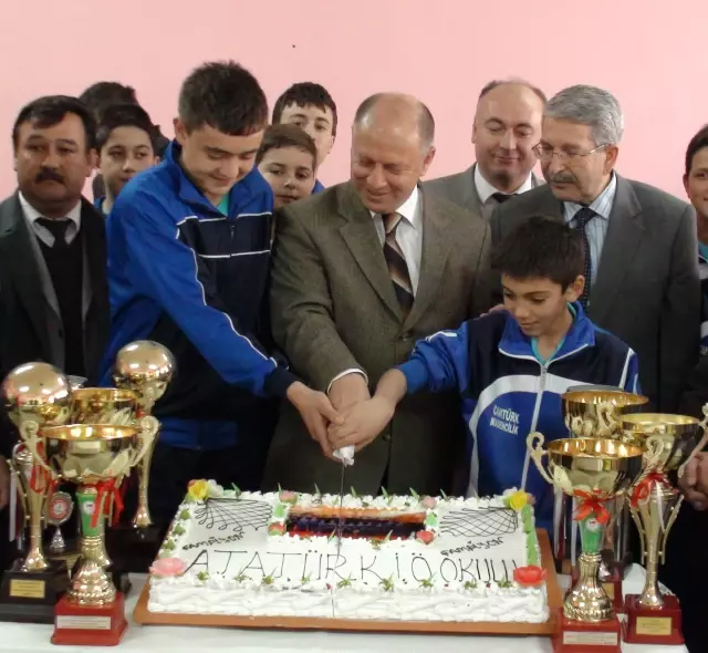 Gediz Atatürk İlköğretim Okulu 5 Yıllık Voleybol Şampiyonluğunu Pasta