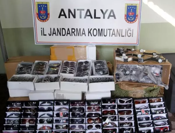 Manavgat'ta Kaçak Güneş Gözlüğü Operasyonu Manavgat'ta Kaçak Güneş Gözlüğü Operasyonu