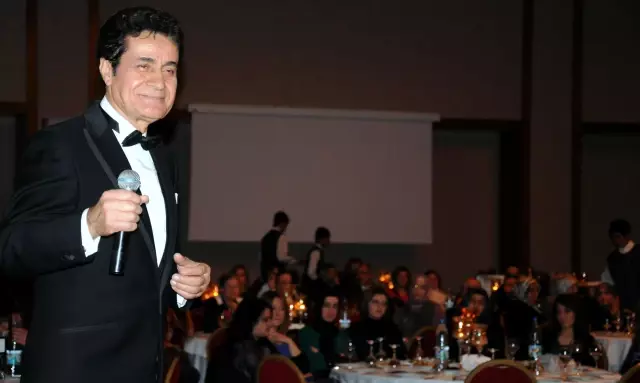 Zekai Tunca Sevilen Şarkılarını Sağlık Çalışanları İçin Seslendirdi Zekai Tunca Sevilen Şarkılarını Sağlık Çalışanları İçin Seslendirdi