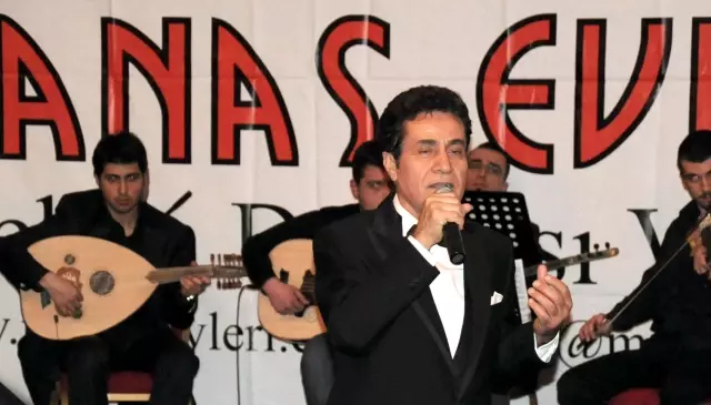 Zekai Tunca Sevilen Şarkılarını Sağlık Çalışanları İçin Seslendirdi Zekai Tunca Sevilen Şarkılarını Sağlık Çalışanları İçin Seslendirdi