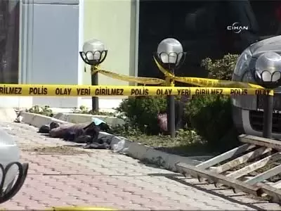 Reklam Afişi Asarken Akıma Kapıldılar