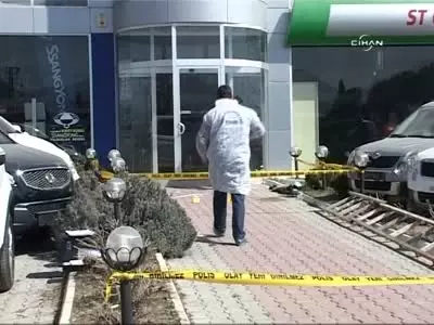 Reklam Afişi Asarken Akıma Kapıldılar