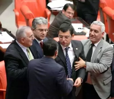 CHP'liler Bakan Dinçer'i Salonu Terk Ederek Protesto Etti